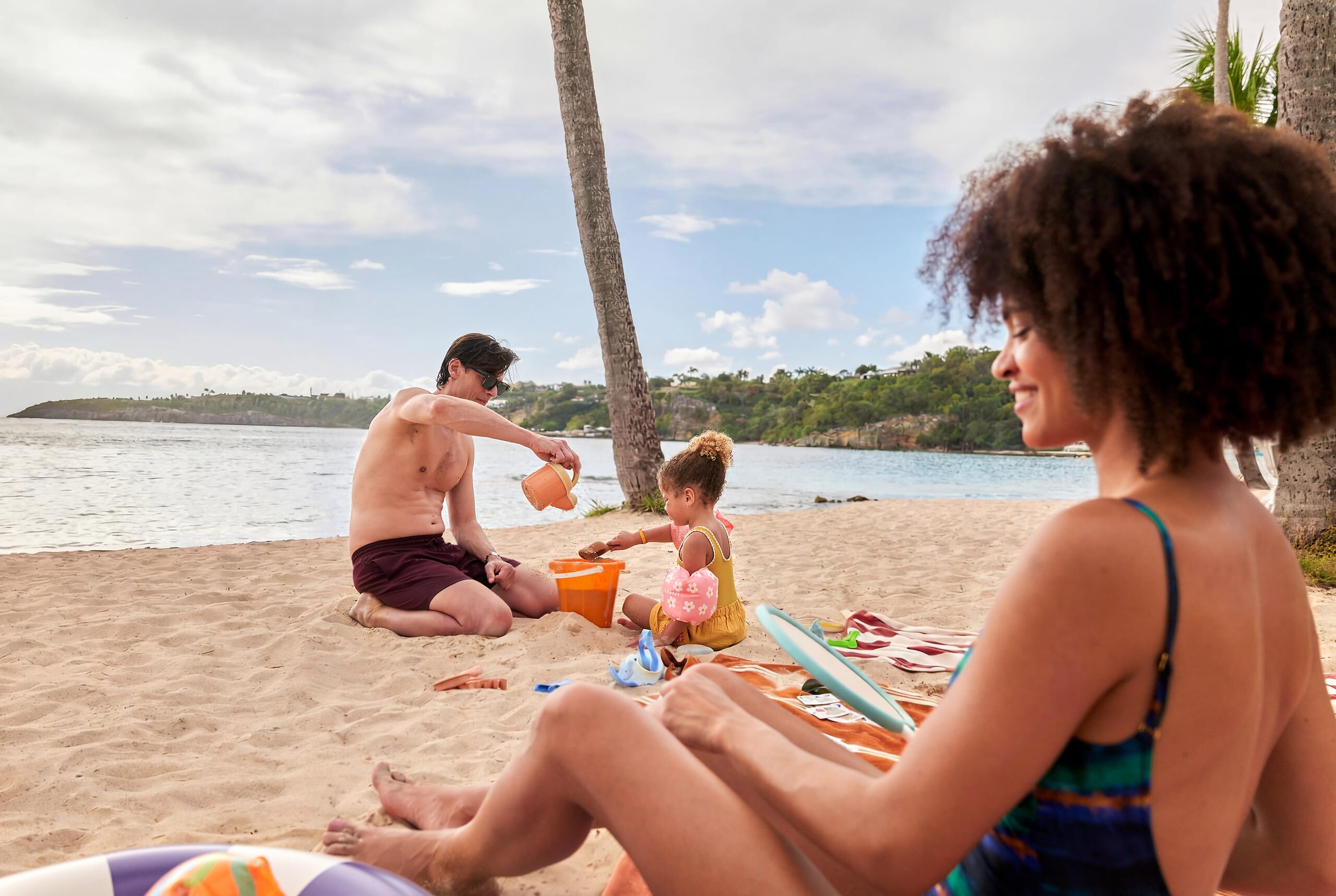 Família aproveitando férias em praia do Caribe