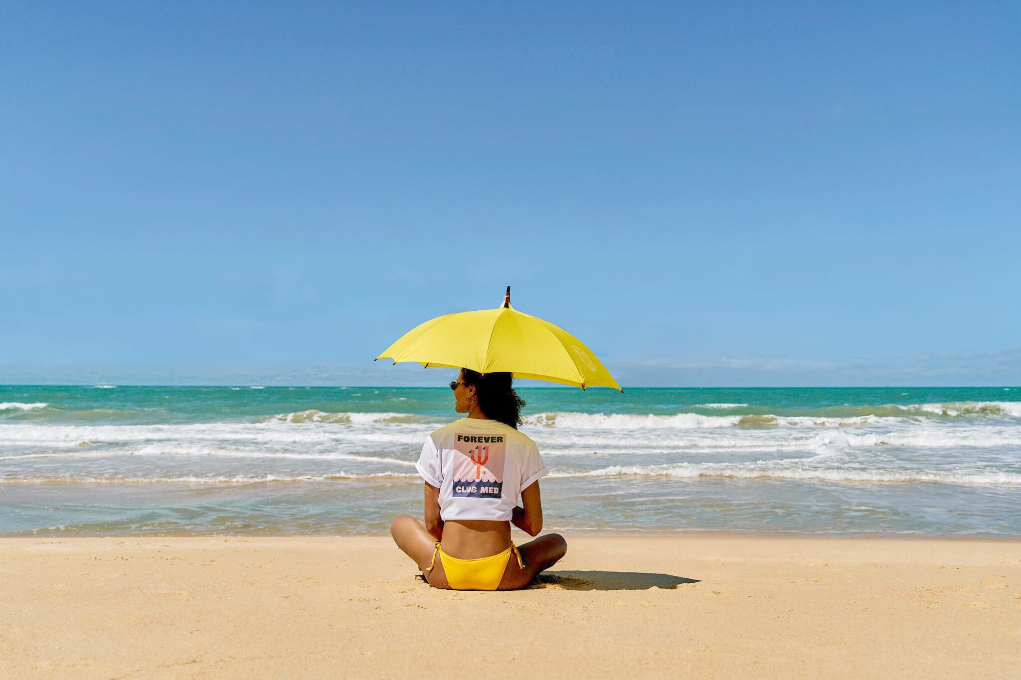 Viajante em praia de destino de sol Club Med